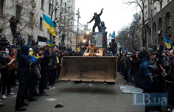 Фасад ОП очистили від фарби - Цензор.НЕТ 1320